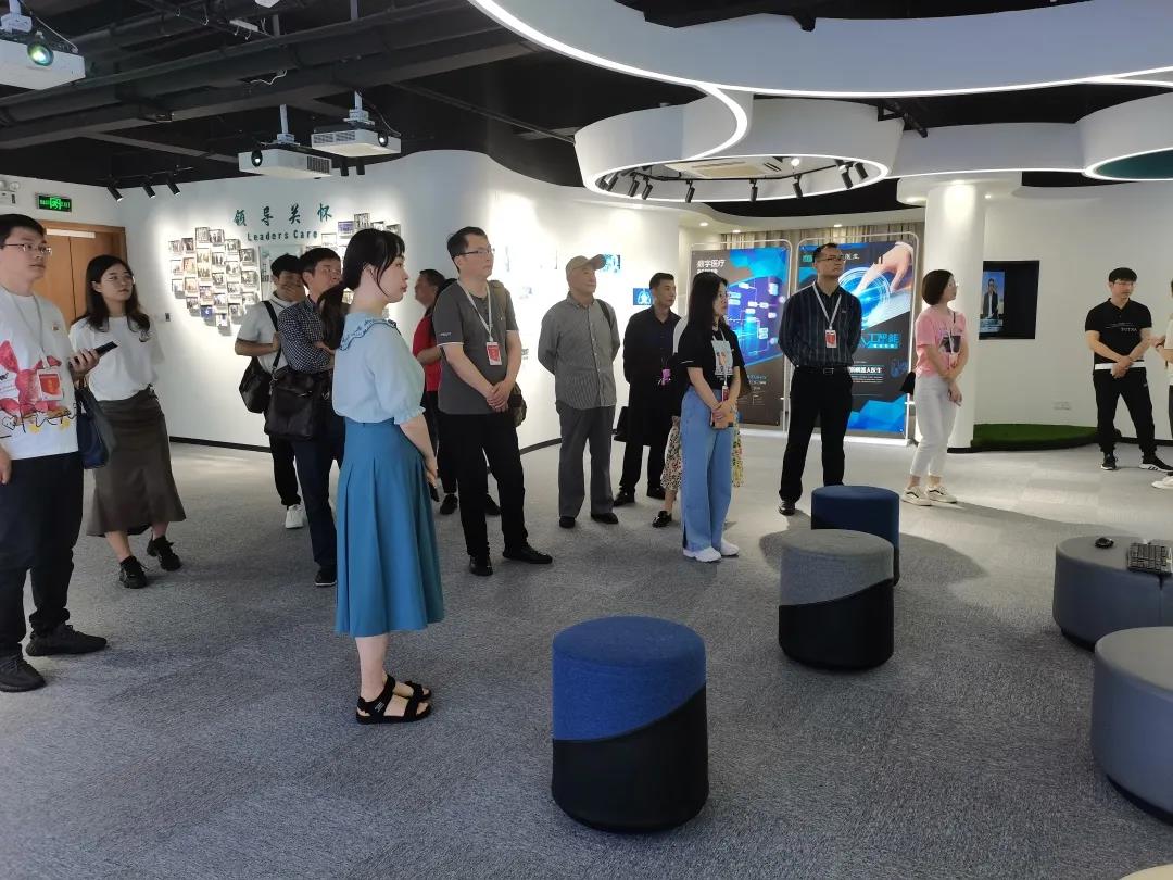 湖南省科技企業(yè)孵化器協(xié)會(huì )考察團一行蒞臨健培科技考察調研
